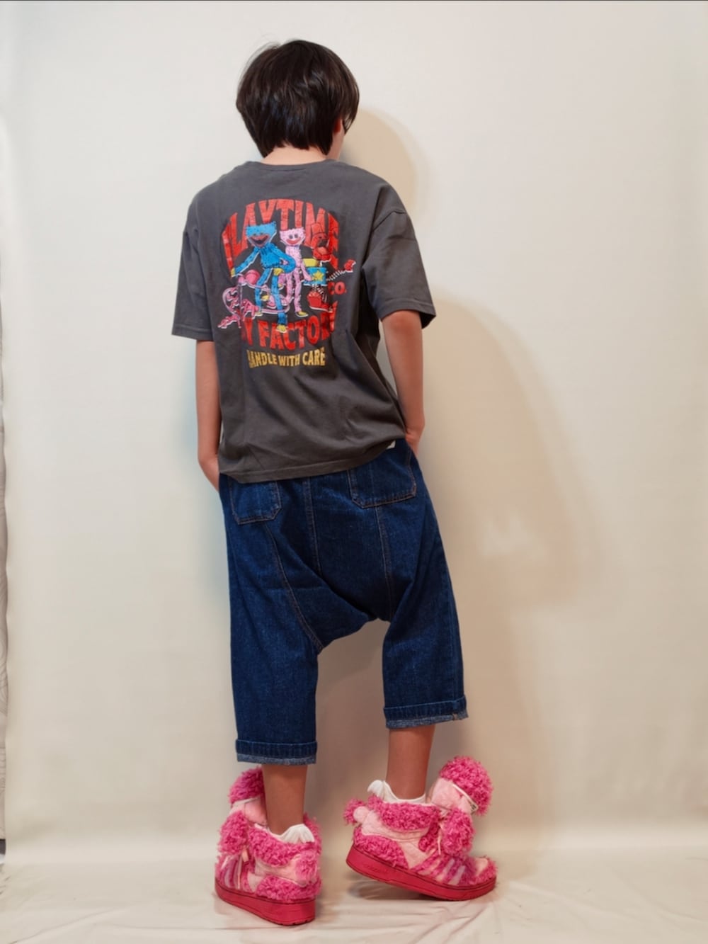 グレー系のTシャツ/カットソー、ブルー系のデニムパンツ、ピンク系のスニーカーを着用したキッズの夏コーディネートの3枚目の写真