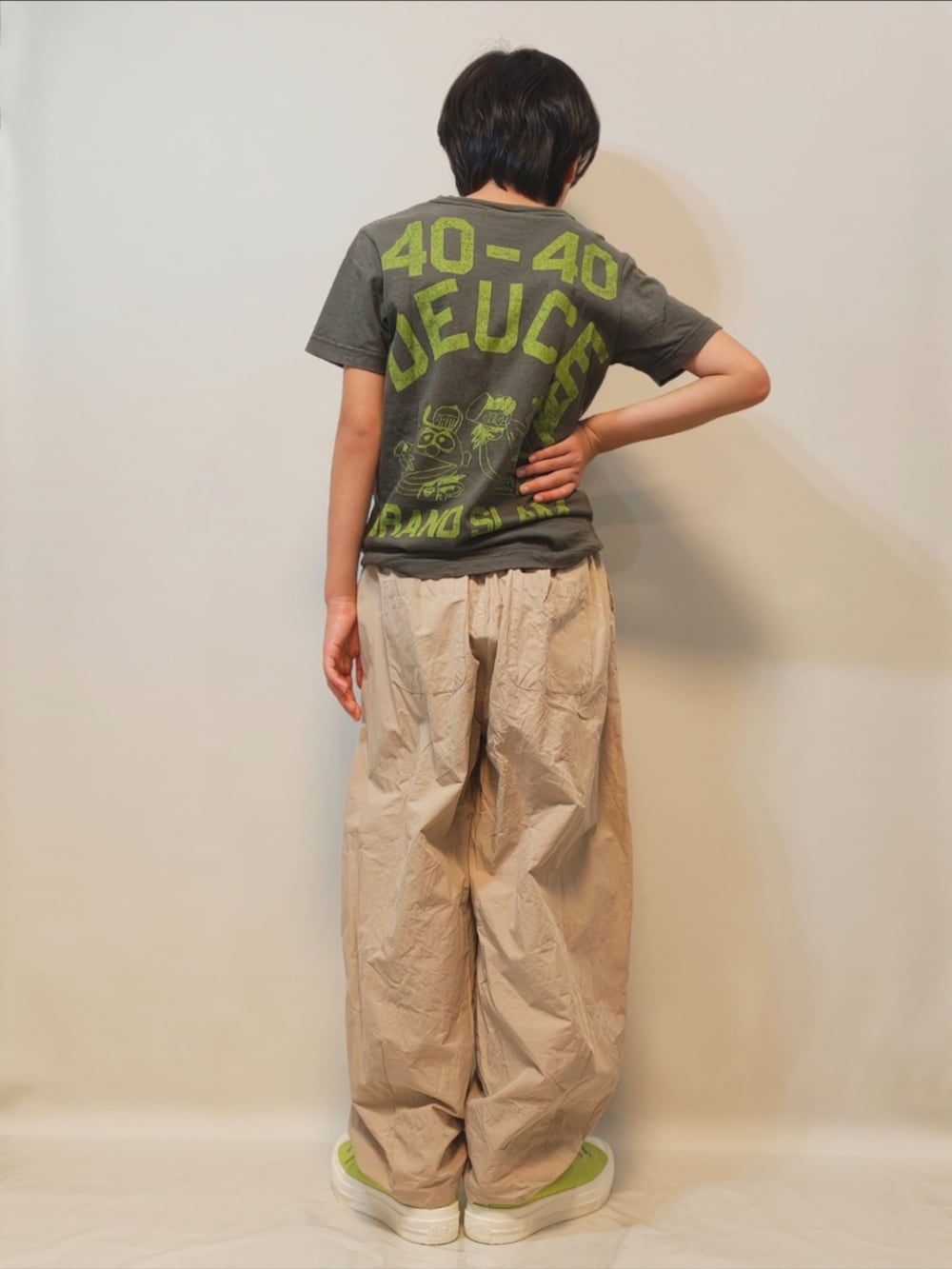 グリーン系のスニーカー、ブラウン系のその他パンツ、グレー系のTシャツ/カットソーを着用したキッズの夏コーディネートの3枚目の写真