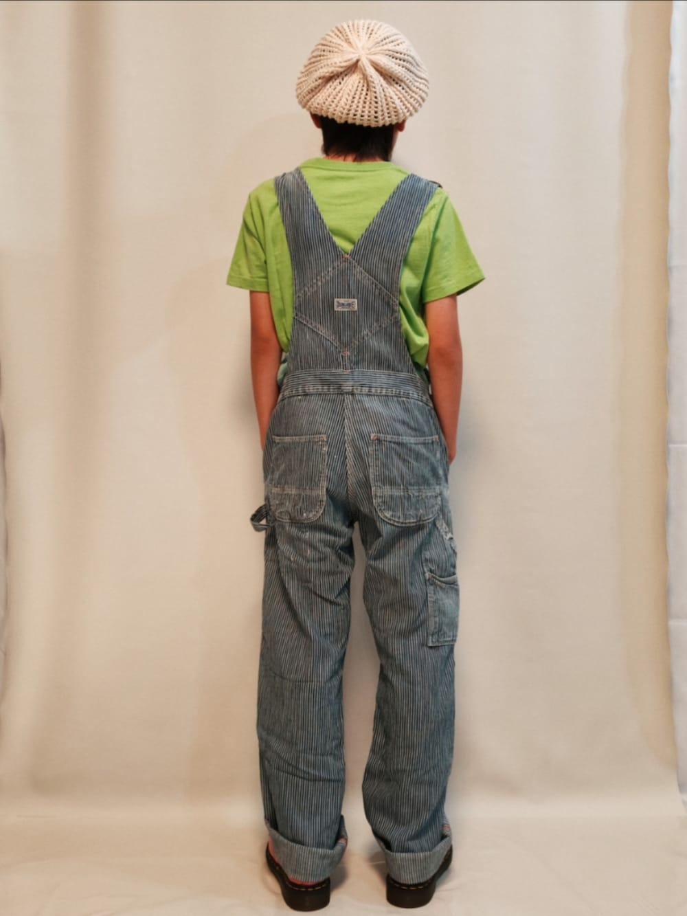 ピンク系のシューズ、グリーン系のTシャツ/カットソー、ブルー系のサロペット/オーバーオールを着用したキッズの夏コーディネートの3枚目の写真