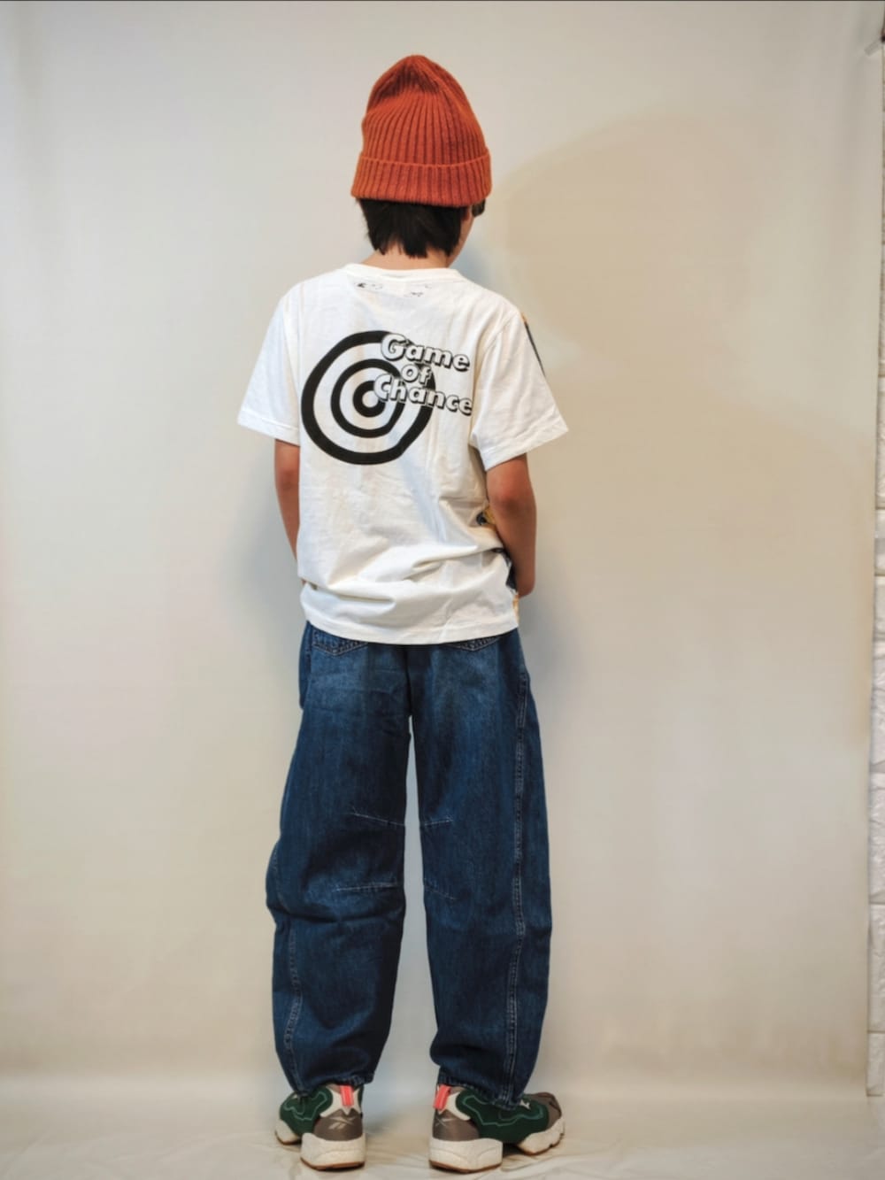 グリーン系のスニーカー、その他のTシャツ/カットソー、ブルー系のデニムパンツを着用したキッズの秋コーディネートの3枚目の写真