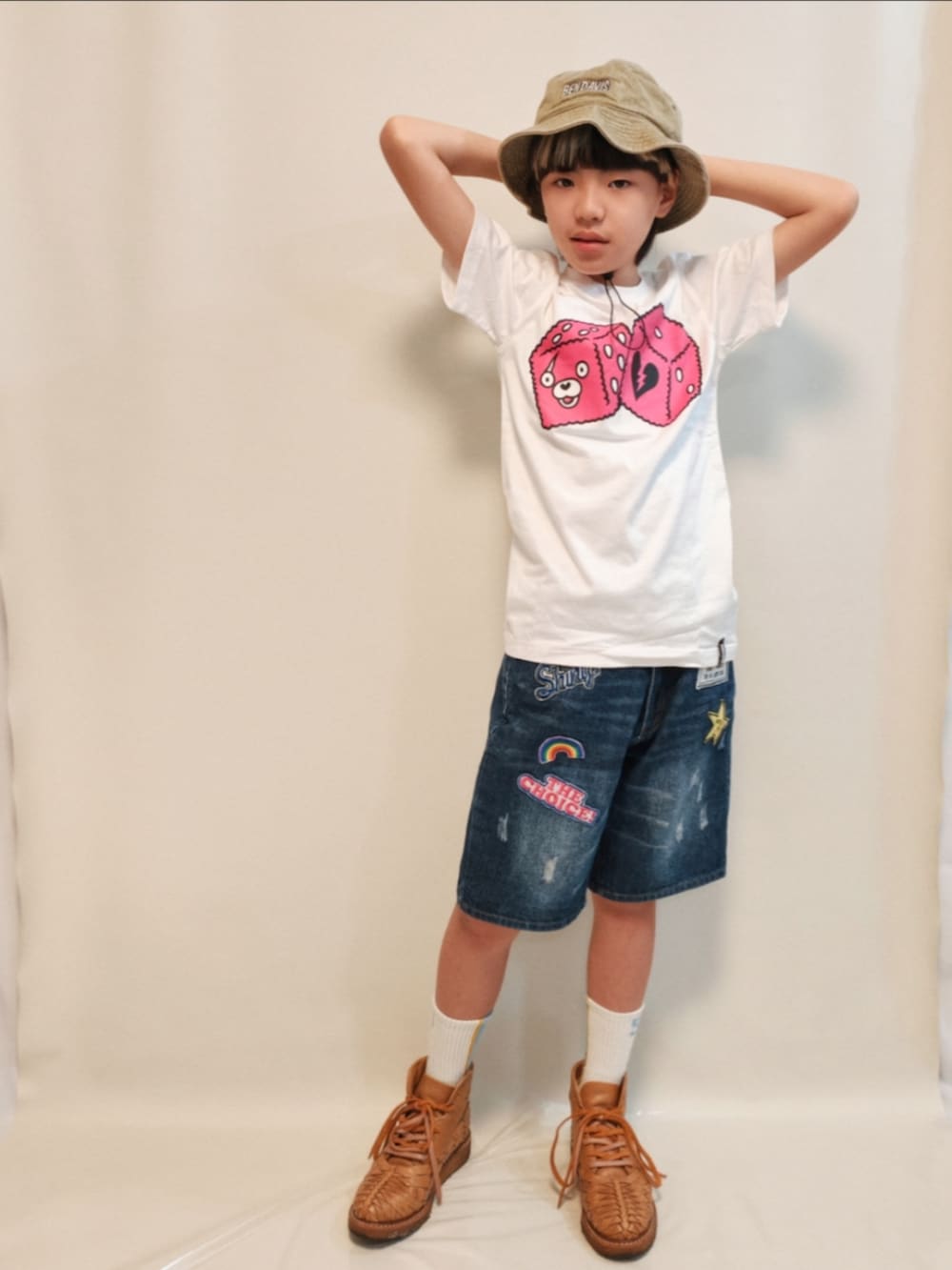ブルー系のデニムパンツ、ベージュ系のブーツ、ホワイト系のTシャツ/カットソーを着用したキッズの夏コーディネートの2枚目の写真