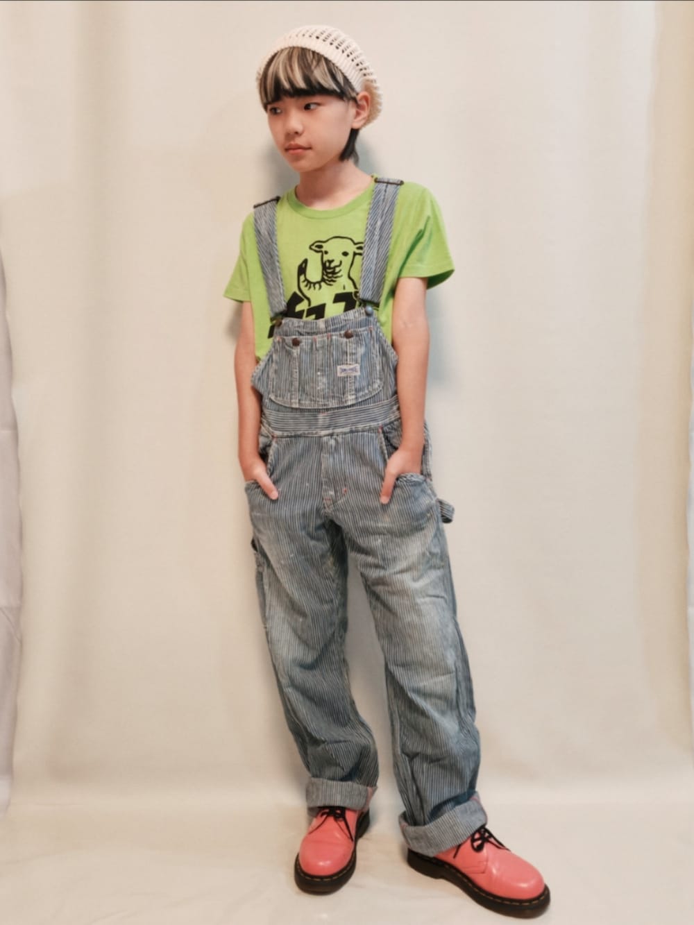 ピンク系のシューズ、グリーン系のTシャツ/カットソー、ブルー系のサロペット/オーバーオールを着用したキッズの夏コーディネートの2枚目の写真