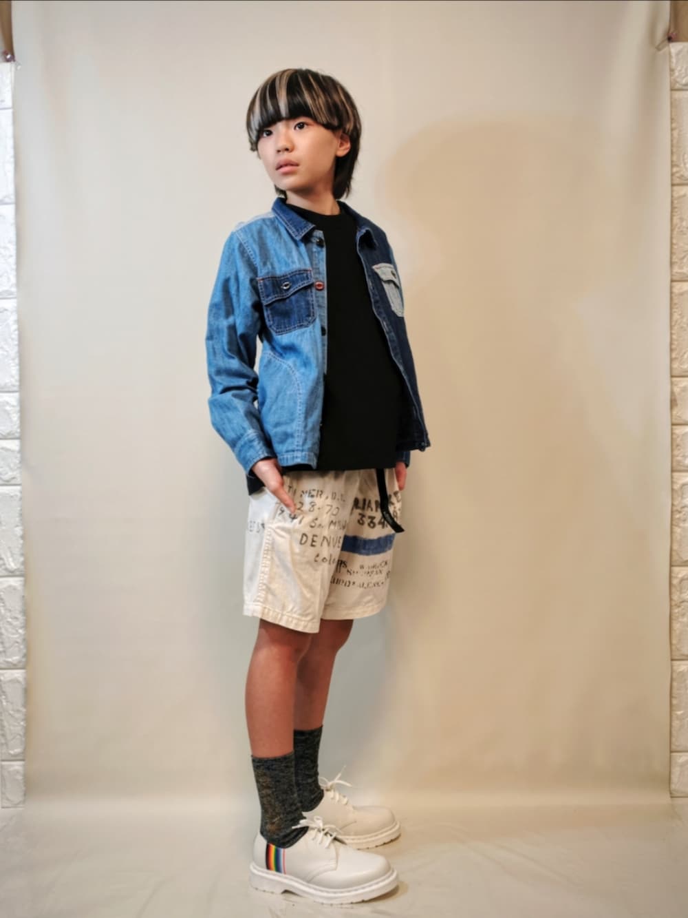 ホワイト系のローファー、ホワイト系のパンツ、ブルー系のジャケット/アウターを着用したキッズの秋コーディネートの2枚目の写真