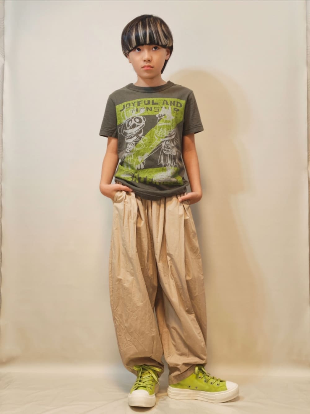 グリーン系のスニーカー、ブラウン系のその他パンツ、グレー系のTシャツ/カットソーを着用したキッズの夏コーディネートの2枚目の写真