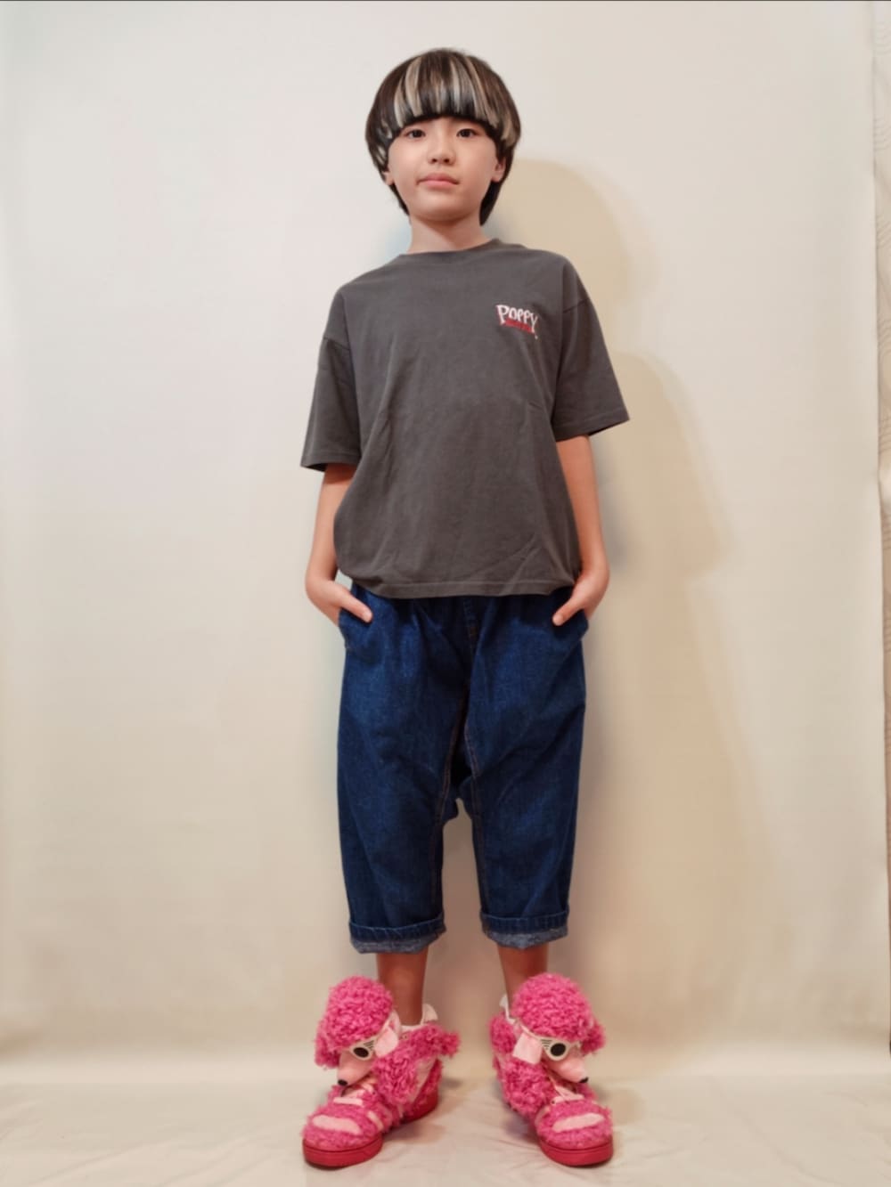 グレー系のTシャツ/カットソー、ブルー系のデニムパンツ、ピンク系のスニーカーを着用したキッズの夏コーディネートの2枚目の写真