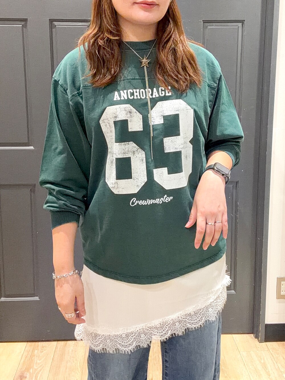グリーン系のTシャツ/カットソー、ブラック系のショルダーバッグ、ホワイト系のベルトを着用したレディースの秋コーディネートの4枚目の写真