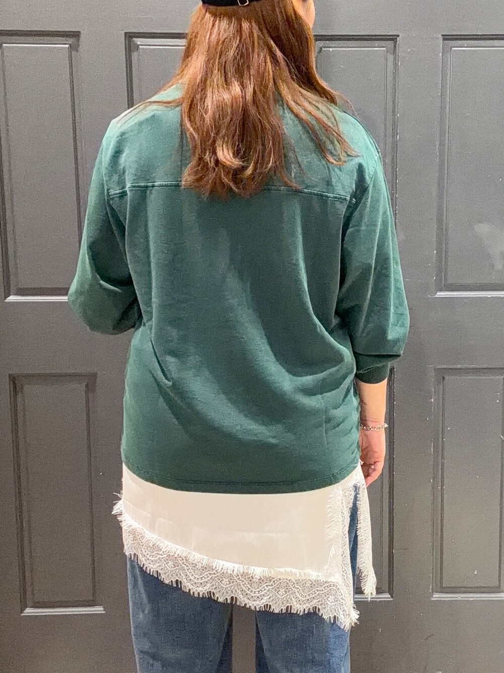 グリーン系のTシャツ/カットソー、ブラック系のショルダーバッグ、ホワイト系のベルトを着用したレディースの秋コーディネートの5枚目の写真