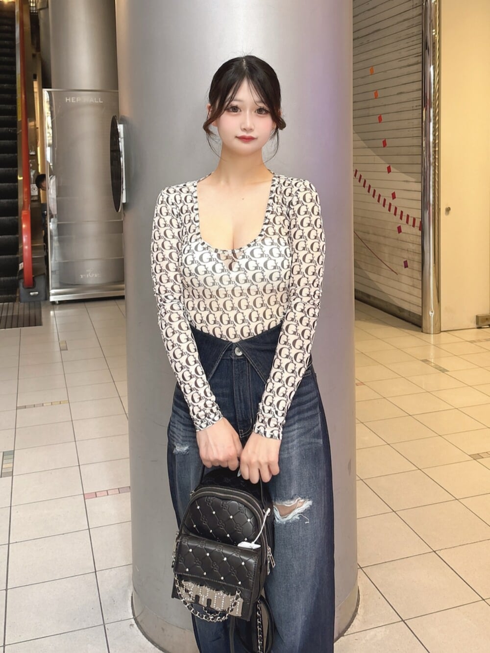 ホワイト系のその他トップス、ブラック系のサンダル、ブラック系のバックパック/リュックを着用したレディースの秋コーディネートの4枚目の写真