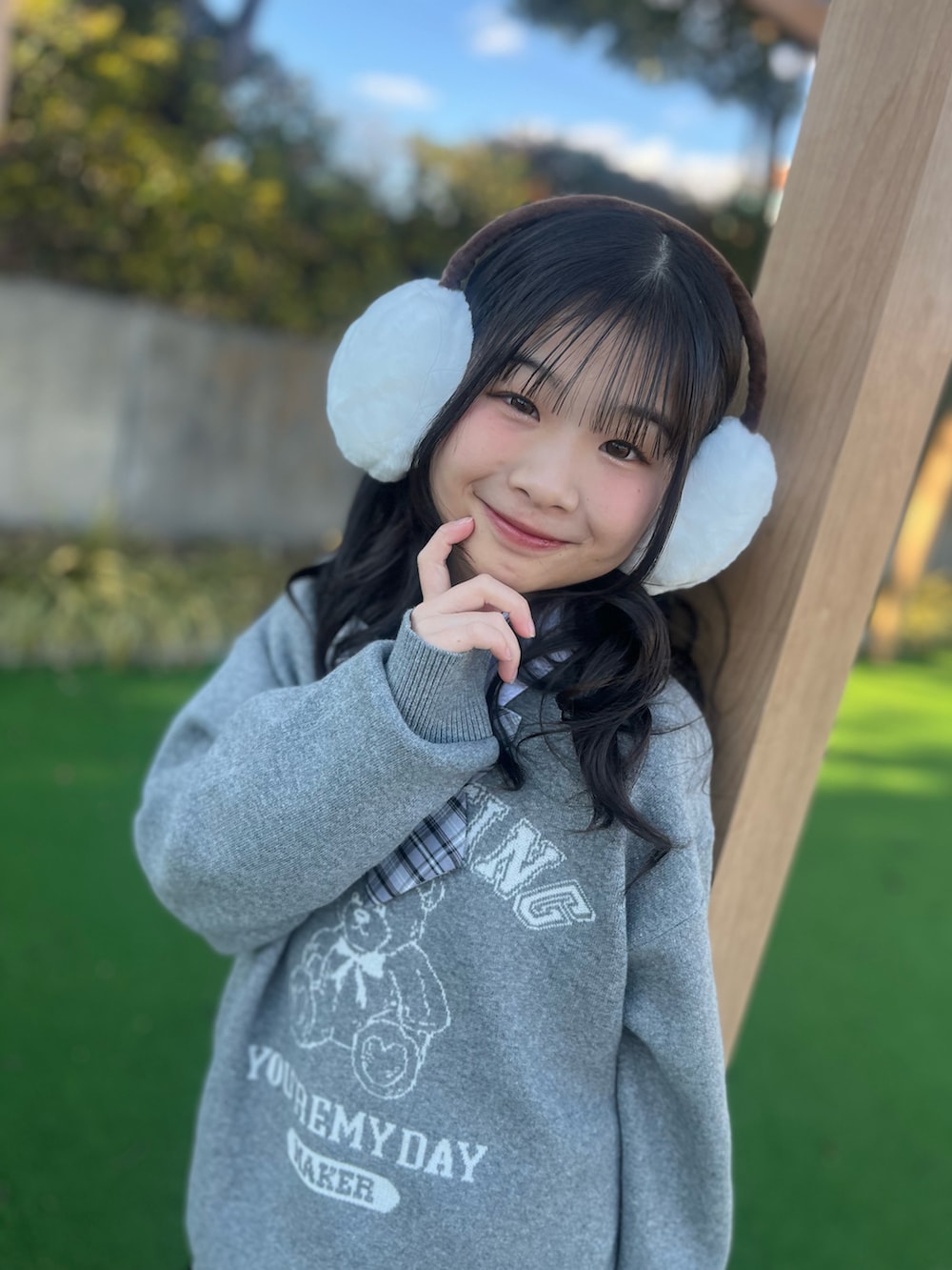 グレー系のニット/セーター、ブラック系のスカート、ブラック系のブーツを着用したキッズの春コーディネートの2枚目の写真