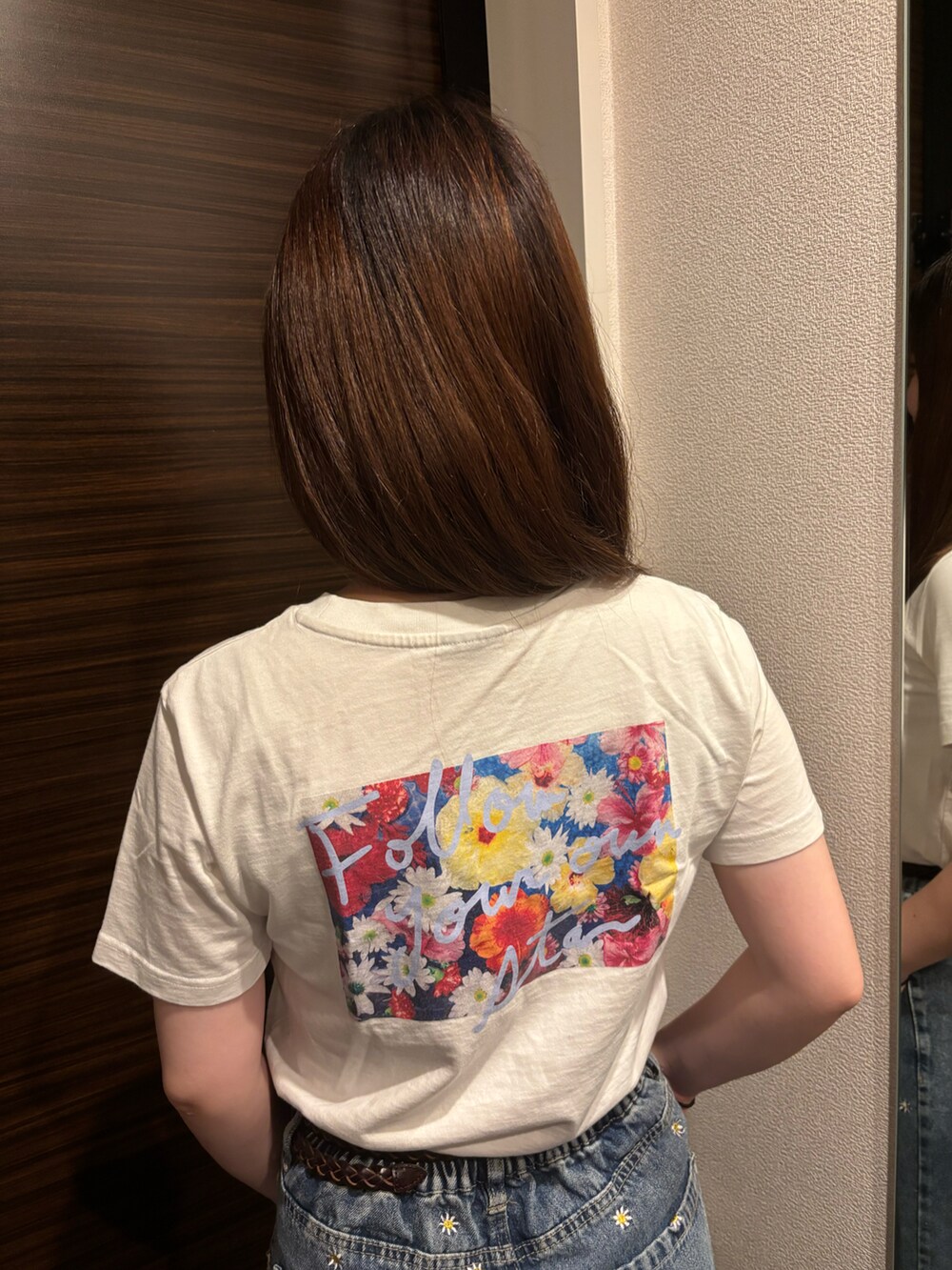 ホワイト系のTシャツ/カットソー、ブルー系のデニムパンツを着用したレディースの夏コーディネートの2枚目の写真