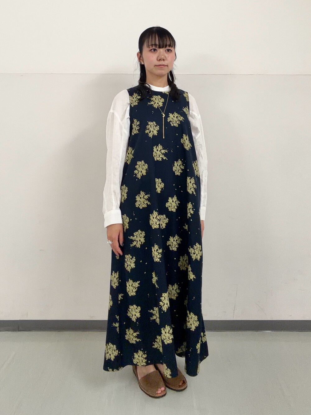 ブルー系のワンピース、ホワイト系のシャツ/ブラウス、ホワイト系のトートバッグを着用したレディースの春コーディネートの4枚目の写真