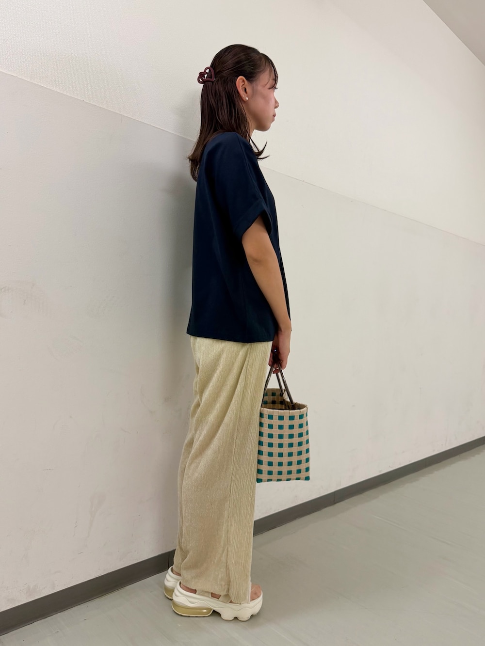 ブルー系のTシャツ/カットソー、ベージュ系のその他パンツ、グリーン系のショルダーバッグを着用したレディースの夏コーディネートの2枚目の写真