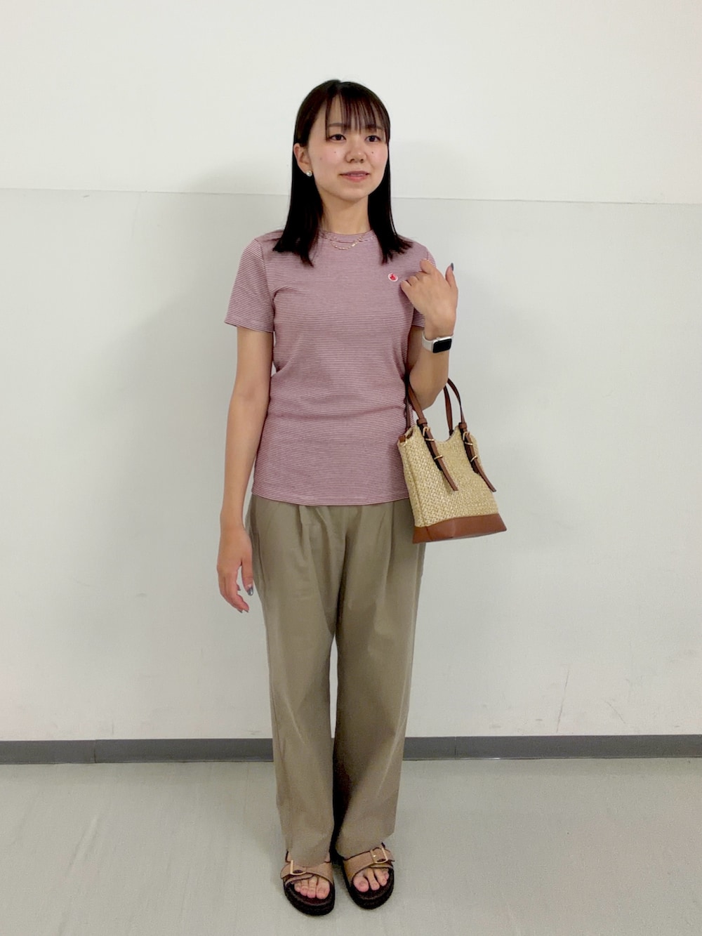 ベージュ系のその他パンツ、ベージュ系のサンダル、イエロー系のショルダーバッグを着用したレディースの夏コーディネートの4枚目の写真