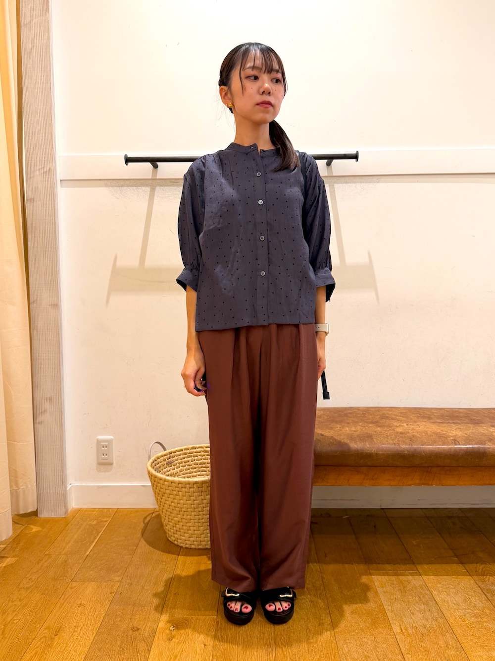 グレー系のシャツ/ブラウス、ブラック系のサンダル、ブラウン系のその他パンツを着用したレディースの夏コーディネートの6枚目の写真