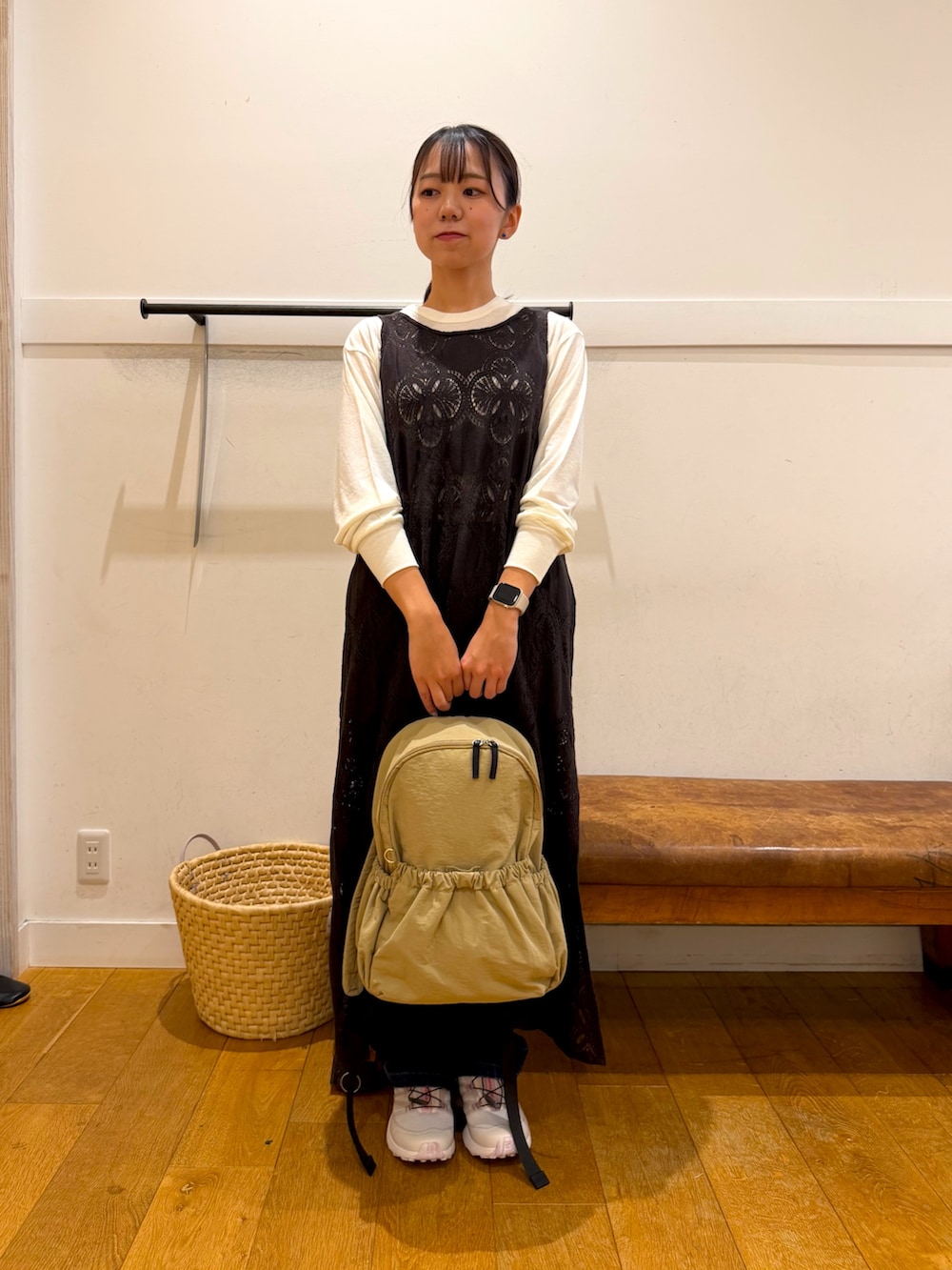 ベージュ系のバックパック/リュック、ピンク系のスニーカー、ホワイト系のTシャツ/カットソーを着用したレディースの秋コーディネートの4枚目の写真