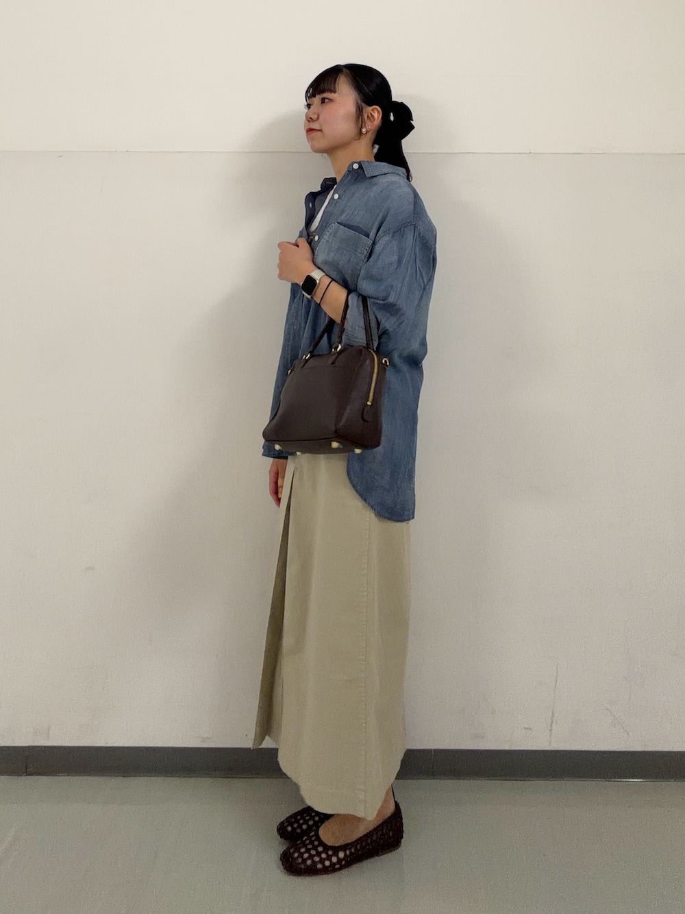 ブルー系のシャツ/ブラウス、ホワイト系のTシャツ/カットソー、ベージュ系のスカートを着用したレディースの春コーディネートの3枚目の写真