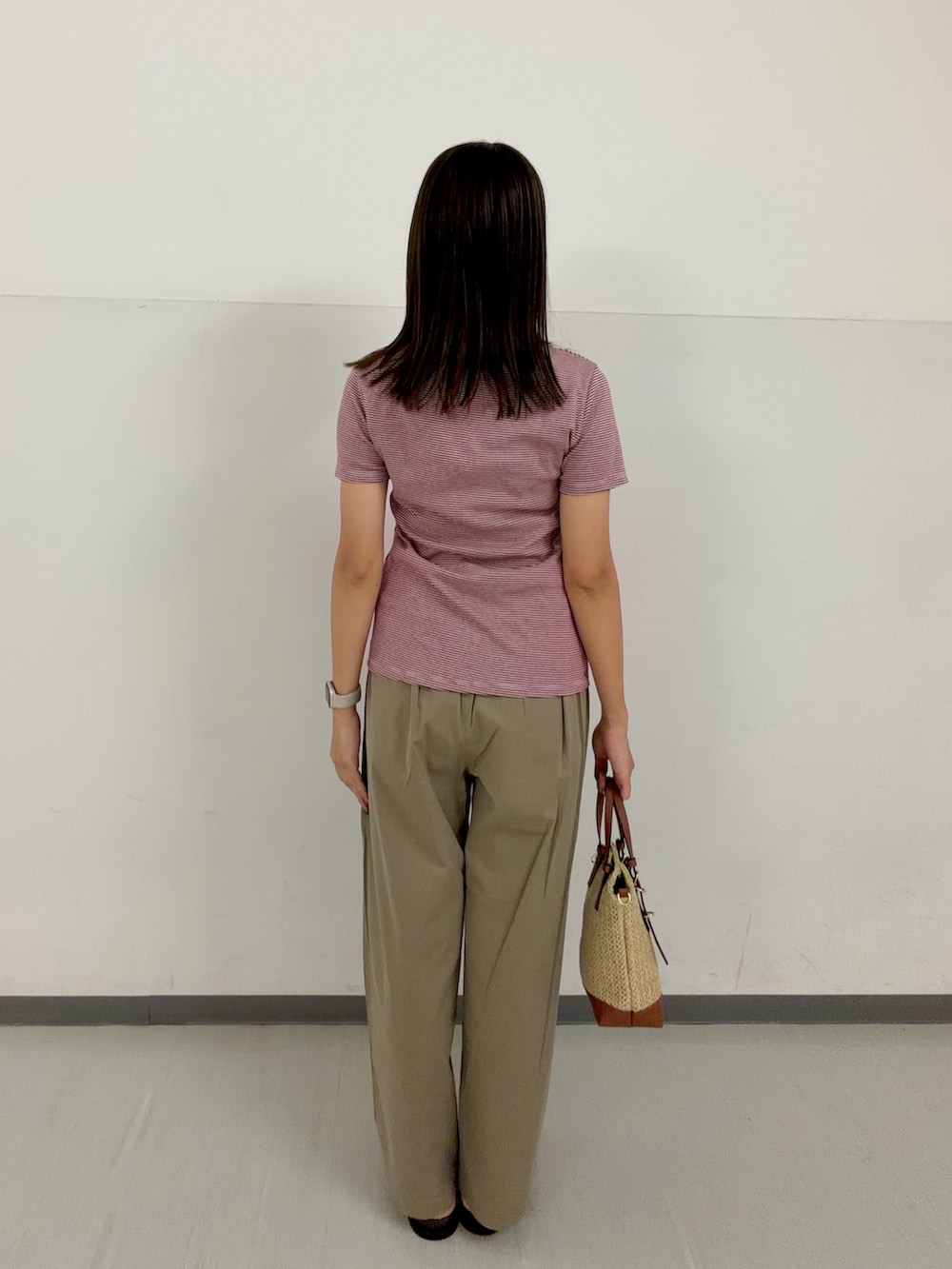 ベージュ系のその他パンツ、ベージュ系のサンダル、イエロー系のショルダーバッグを着用したレディースの夏コーディネートの3枚目の写真