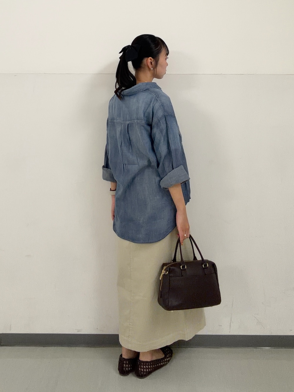 ブルー系のシャツ/ブラウス、ホワイト系のTシャツ/カットソー、ベージュ系のスカートを着用したレディースの春コーディネートの2枚目の写真