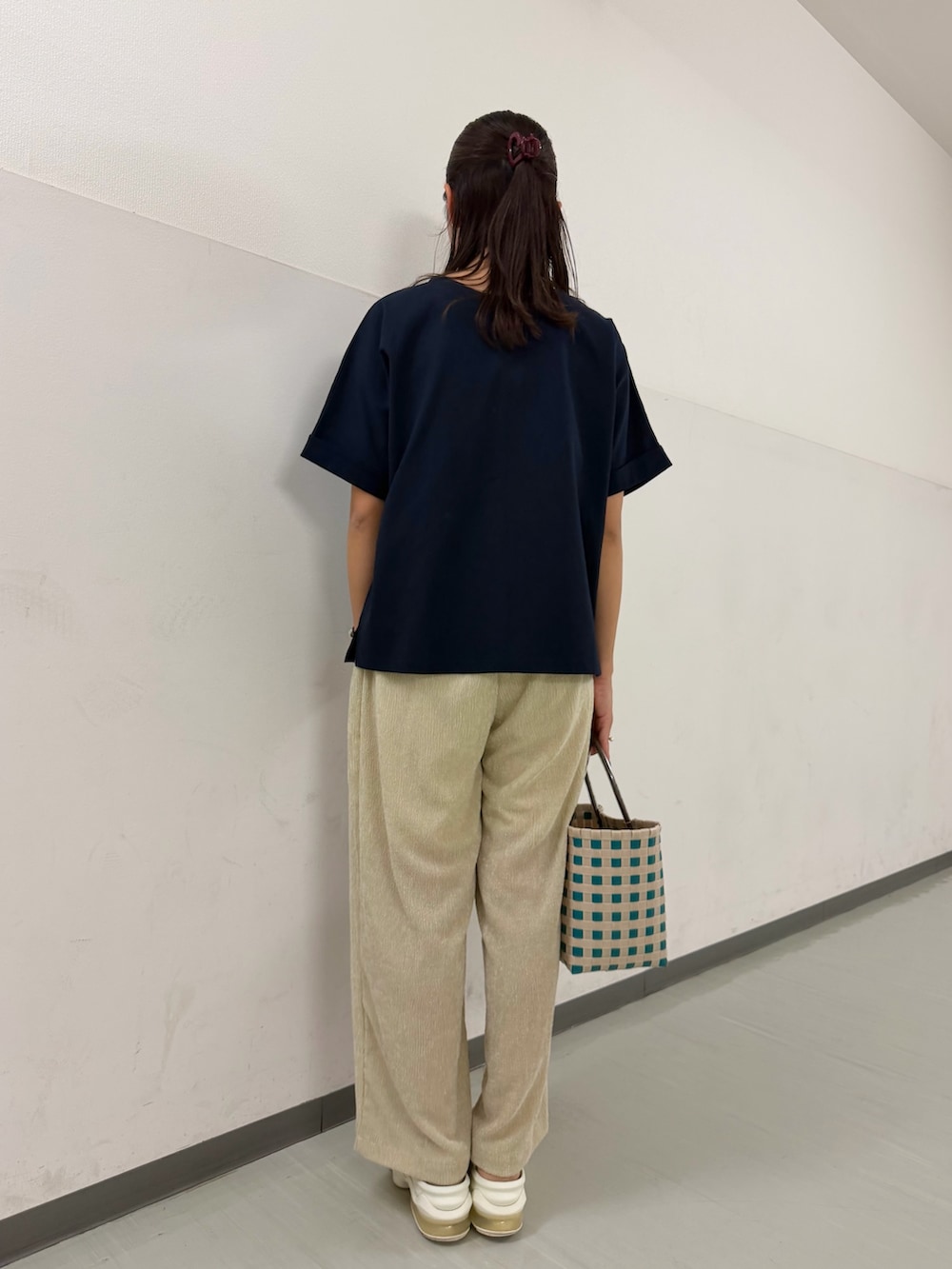 ブルー系のTシャツ/カットソー、ベージュ系のその他パンツ、グリーン系のショルダーバッグを着用したレディースの夏コーディネートの3枚目の写真