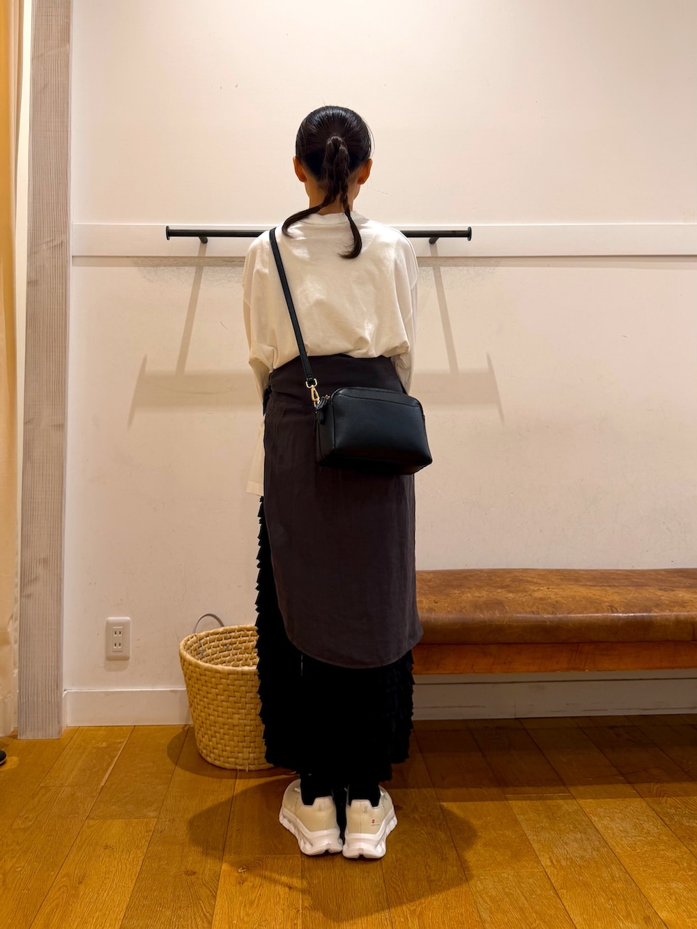 ブラック系のスカート、ホワイト系のTシャツ/カットソー、グレー系のシャツ/ブラウスを着用したレディースの秋コーディネートの3枚目の写真