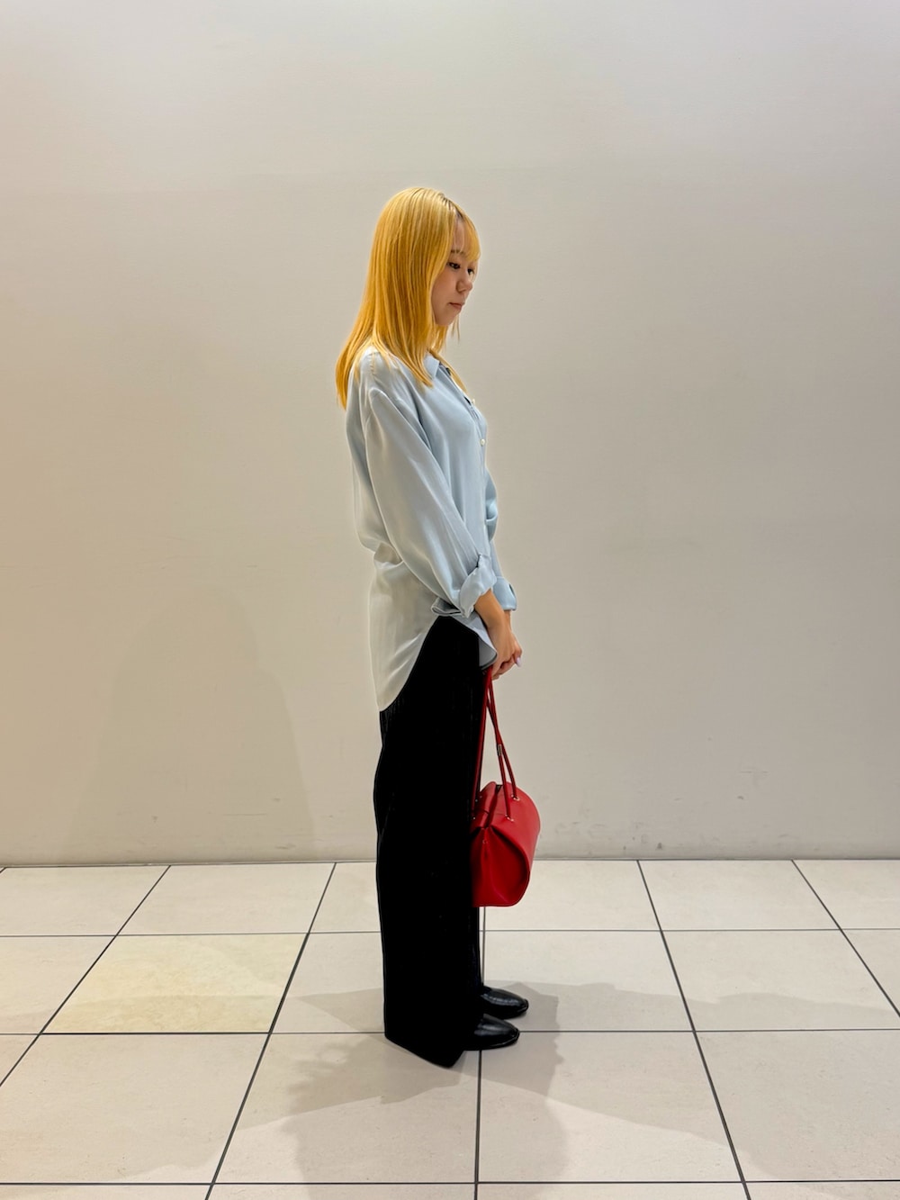 ブルー系のシャツ/ブラウス、ホワイト系のタンクトップ、レッド系のショルダーバッグを着用したレディースの秋コーディネートの2枚目の写真