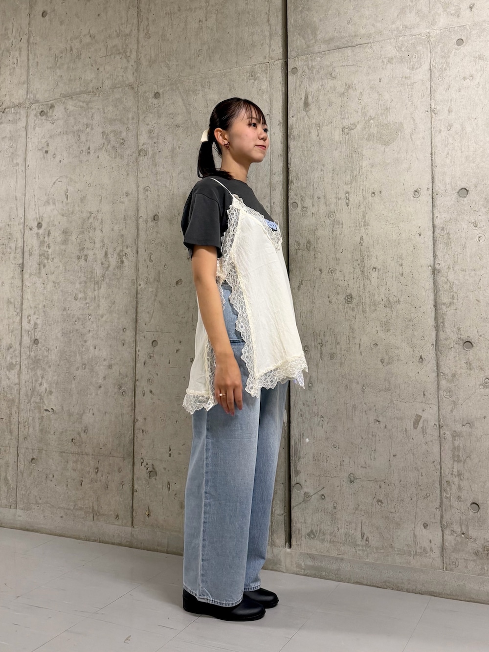 グレー系のTシャツ/カットソー、ブルー系のデニムパンツ、ホワイト系のキャミソールを着用したレディースの夏コーディネートの2枚目の写真