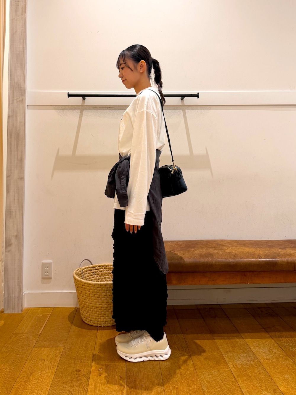 ブラック系のスカート、ホワイト系のTシャツ/カットソー、グレー系のシャツ/ブラウスを着用したレディースの秋コーディネートの2枚目の写真