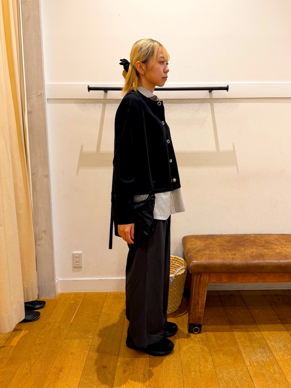 ブラック系のカーディガン/ボレロ、その他のシャツ/ブラウス、グレー系のその他パンツを着用したレディースの秋コーディネートの2枚目の写真