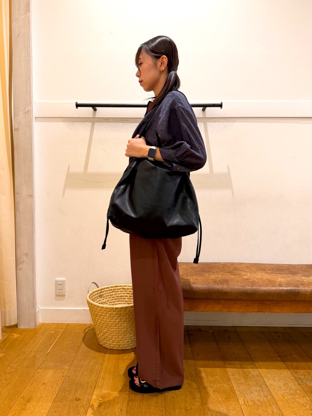 グレー系のシャツ/ブラウス、ブラック系のサンダル、ブラウン系のその他パンツを着用したレディースの夏コーディネートの4枚目の写真