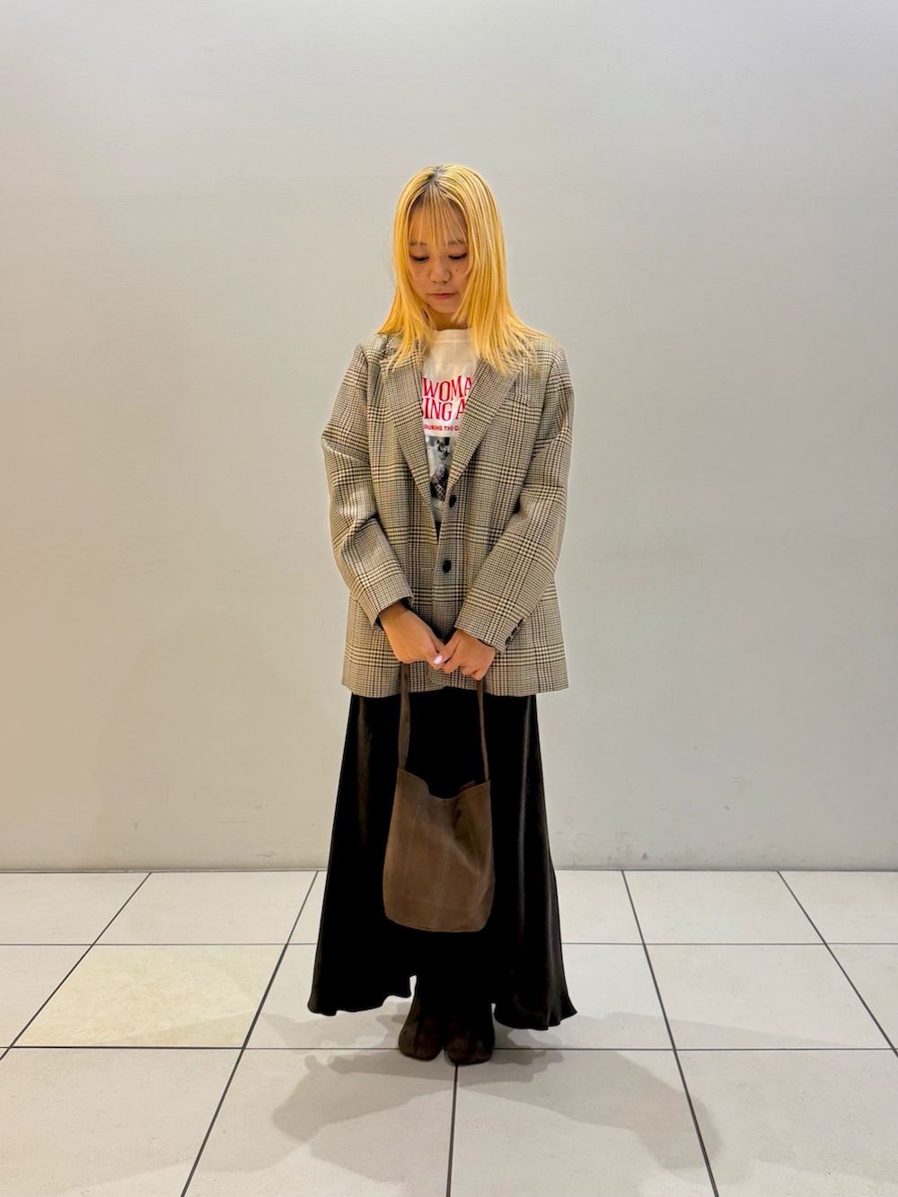 ブラウン系のその他アウター、ホワイト系のTシャツ/カットソー、ブラウン系のスカートを着用したレディースの秋コーディネートの5枚目の写真