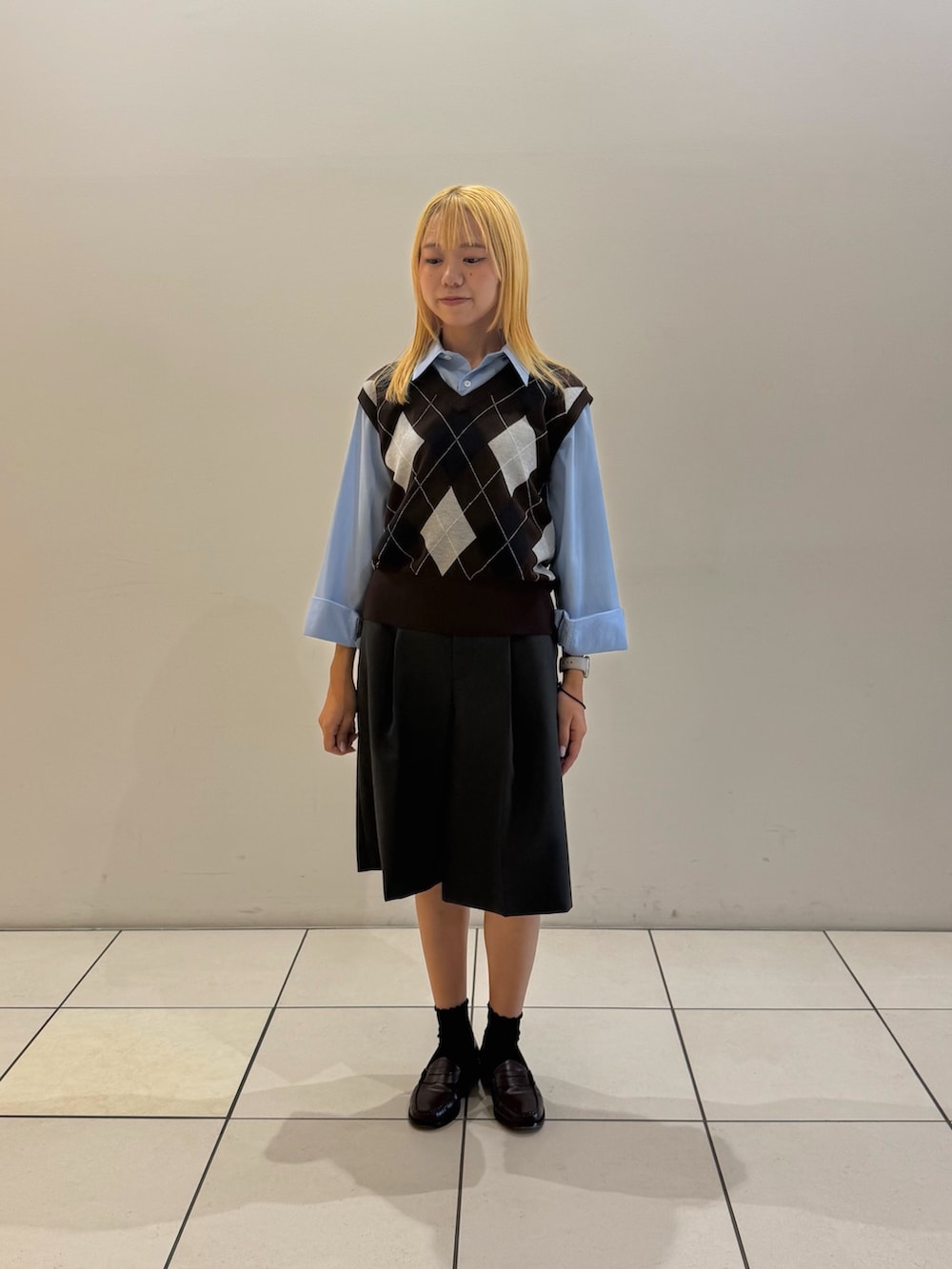 ブラウン系のベスト、ブルー系のシャツ/ブラウス、グレー系のその他パンツを着用したレディースの秋コーディネートの3枚目の写真