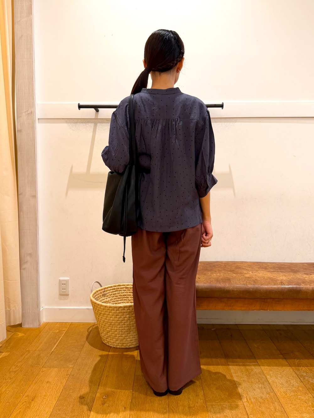 グレー系のシャツ/ブラウス、ブラック系のサンダル、ブラウン系のその他パンツを着用したレディースの夏コーディネートの5枚目の写真