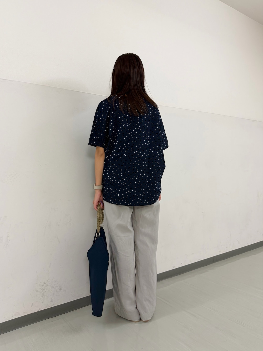 ブルー系のTシャツ/カットソー、ベージュ系のその他パンツ、ブルー系のトートバッグを着用したレディースの夏コーディネートの4枚目の写真