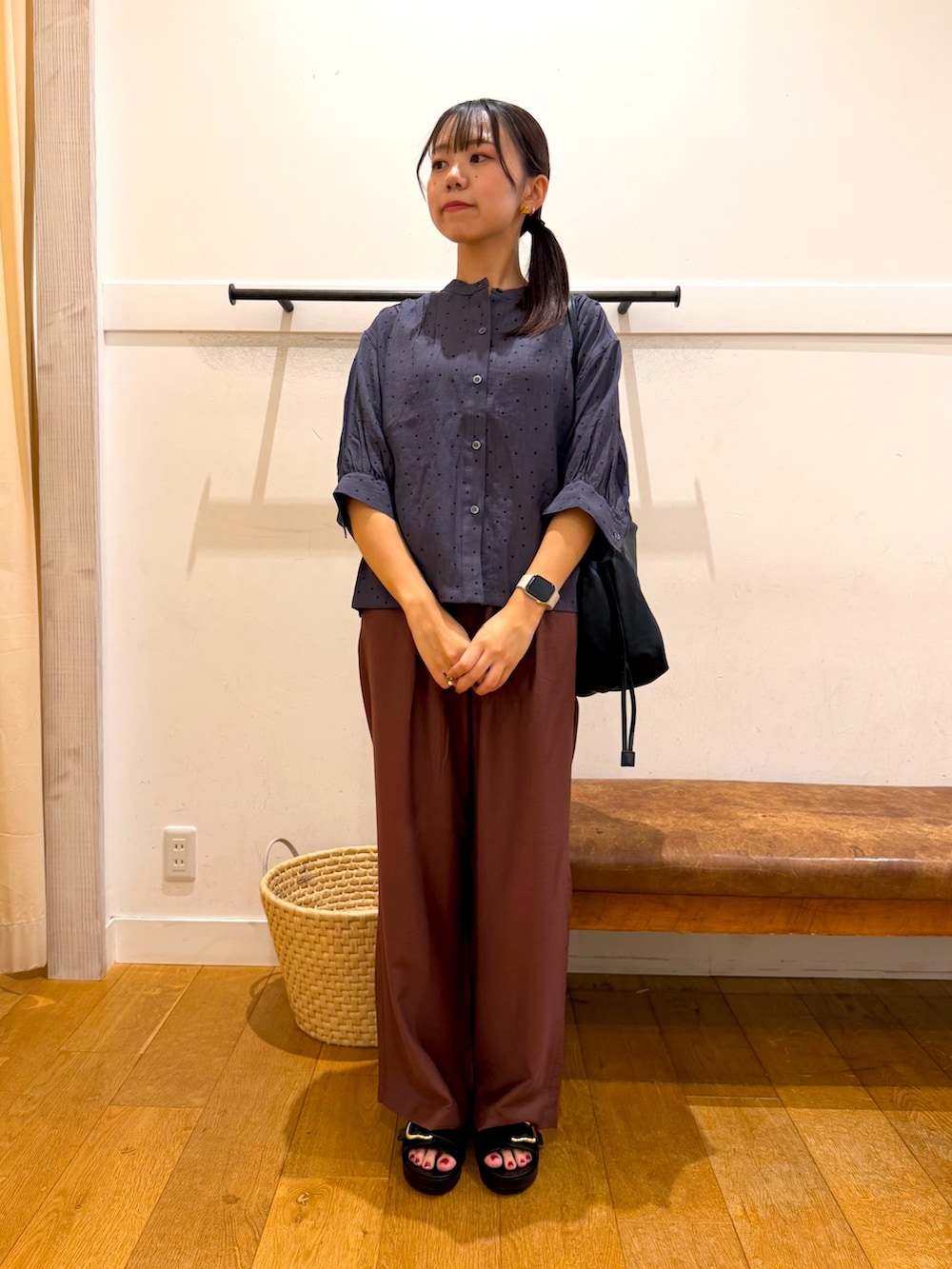 グレー系のシャツ/ブラウス、ブラック系のサンダル、ブラウン系のその他パンツを着用したレディースの夏コーディネートの2枚目の写真