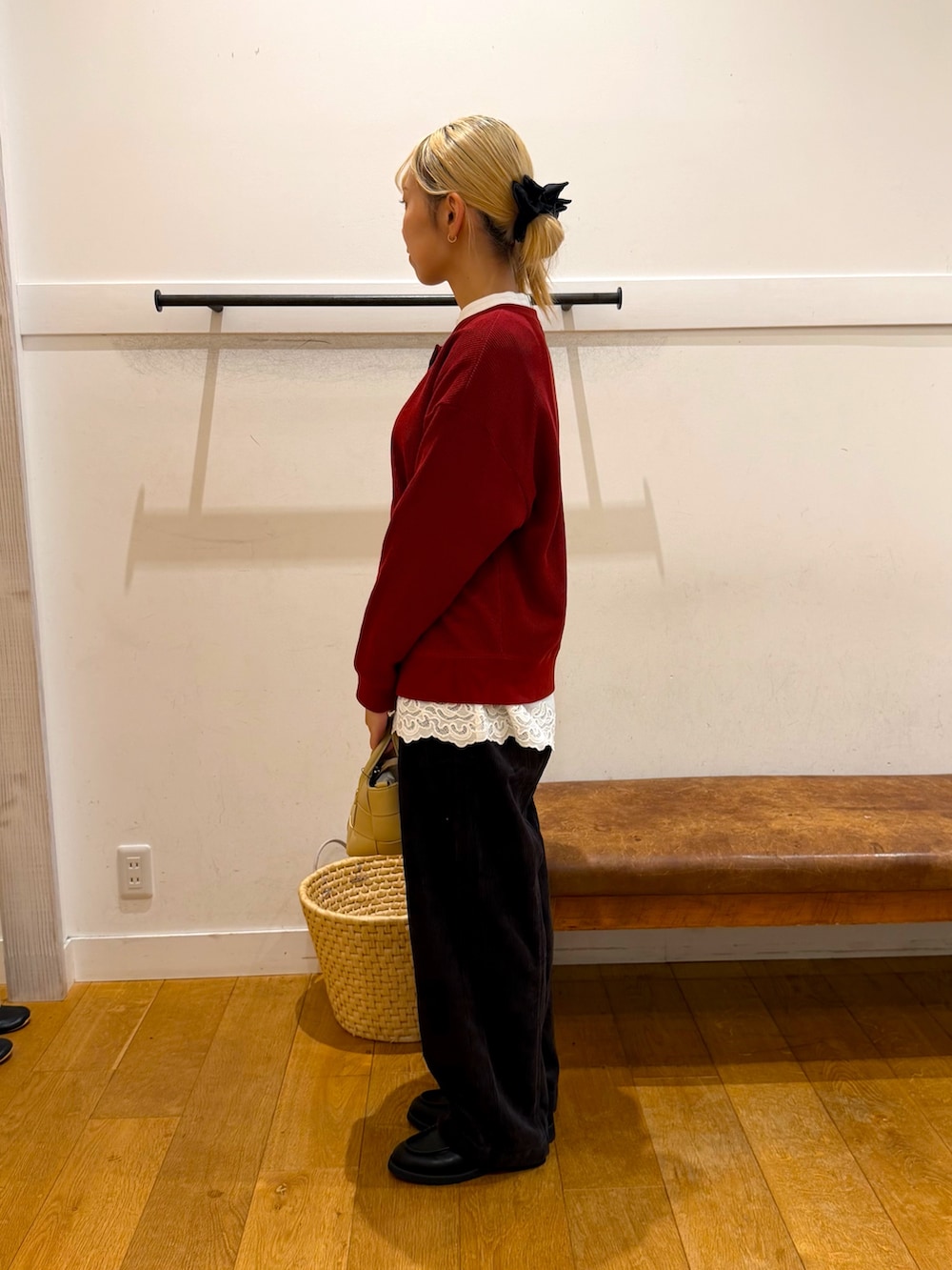 レッド系のカーディガン/ボレロ、ホワイト系のシャツ/ブラウス、グレー系のその他パンツを着用したレディースの秋コーディネートの2枚目の写真