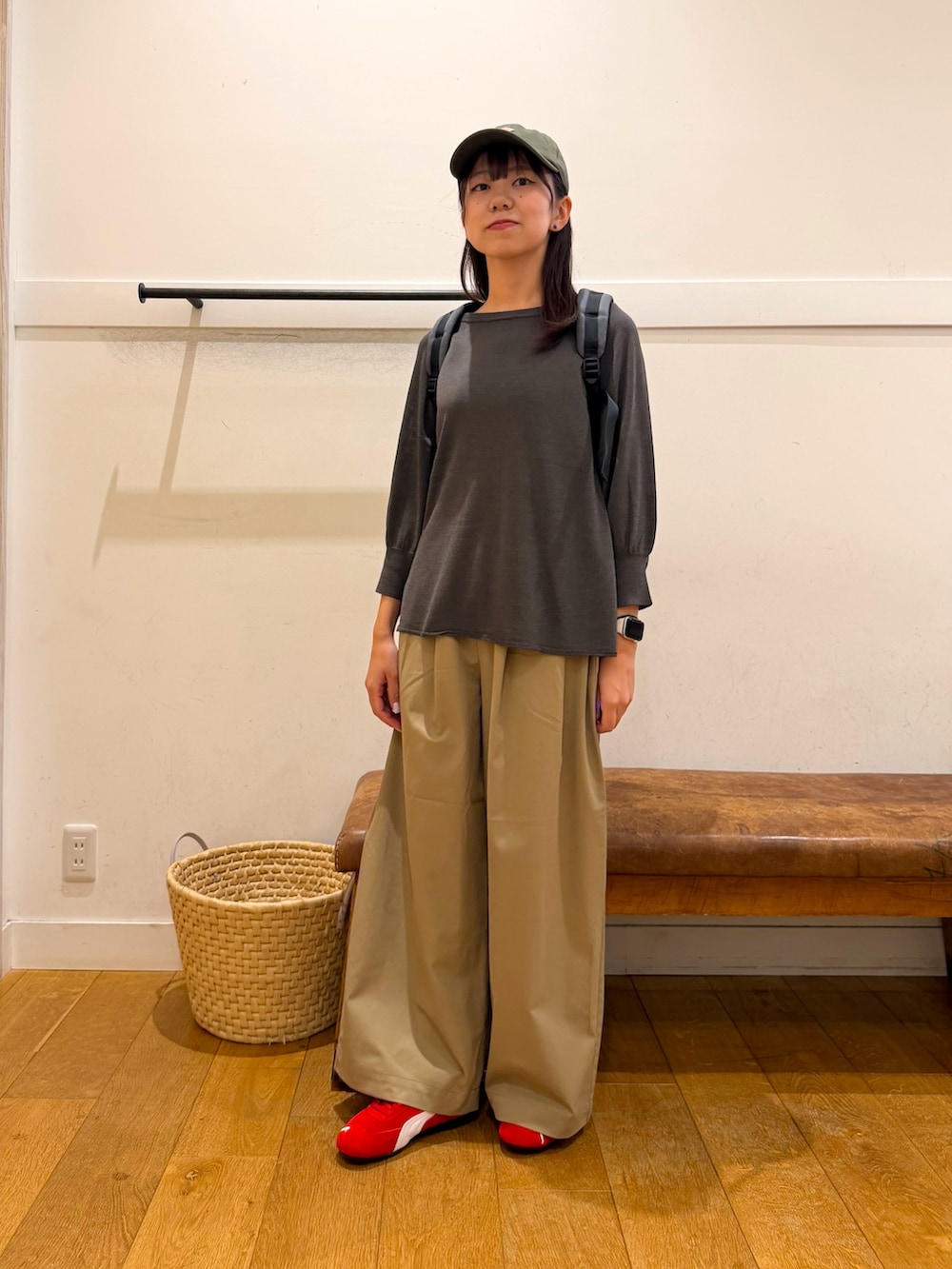 グレー系のバックパック/リュック、グレー系のニット/セーター、ベージュ系のその他パンツを着用したレディースの秋コーディネートの5枚目の写真