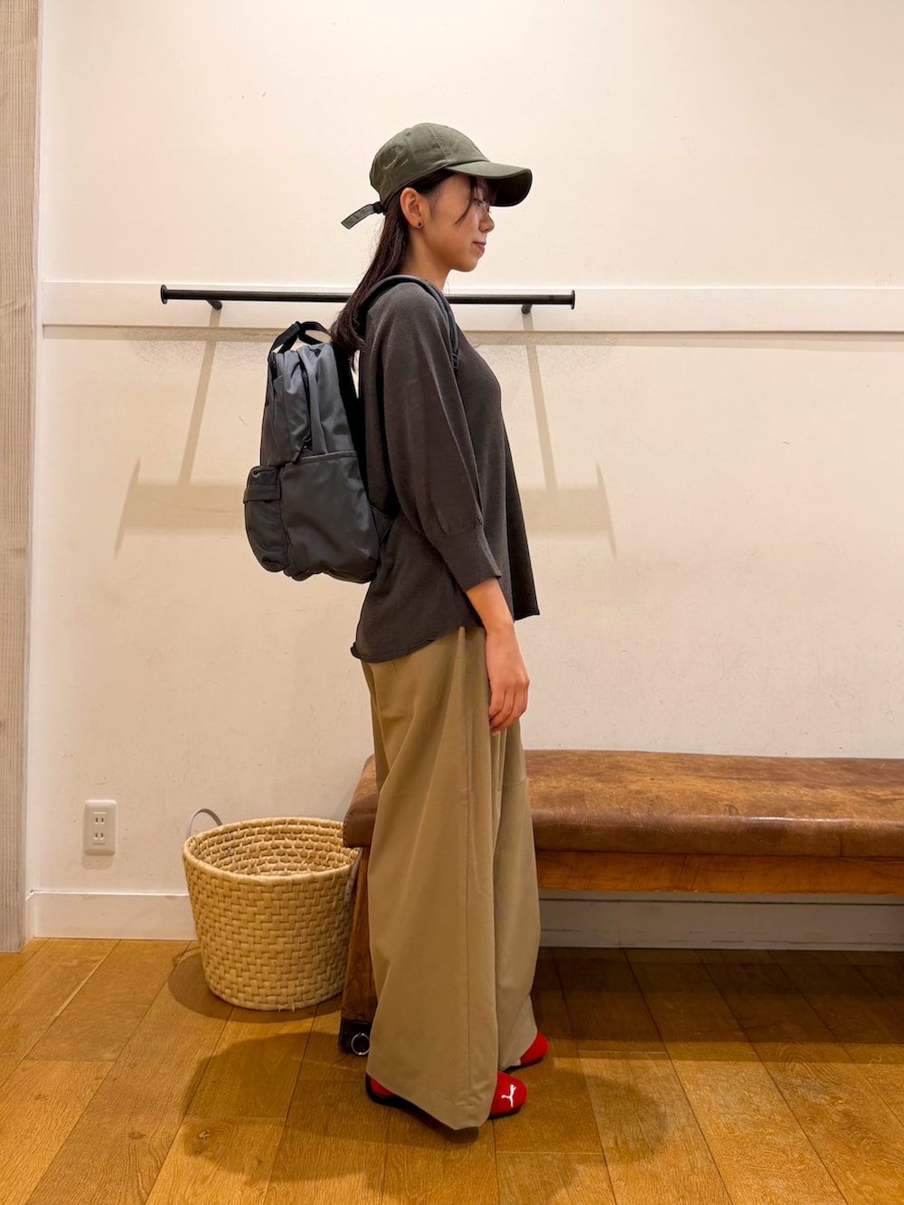 グレー系のバックパック/リュック、グレー系のニット/セーター、ベージュ系のその他パンツを着用したレディースの秋コーディネートの2枚目の写真