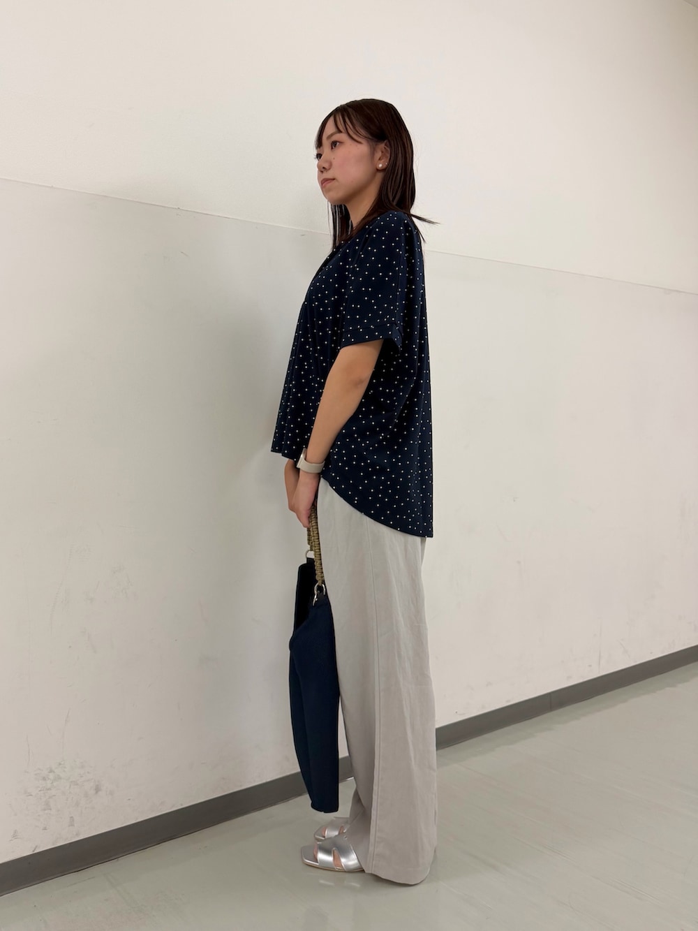 ブルー系のTシャツ/カットソー、ベージュ系のその他パンツ、ブルー系のトートバッグを着用したレディースの夏コーディネートの3枚目の写真