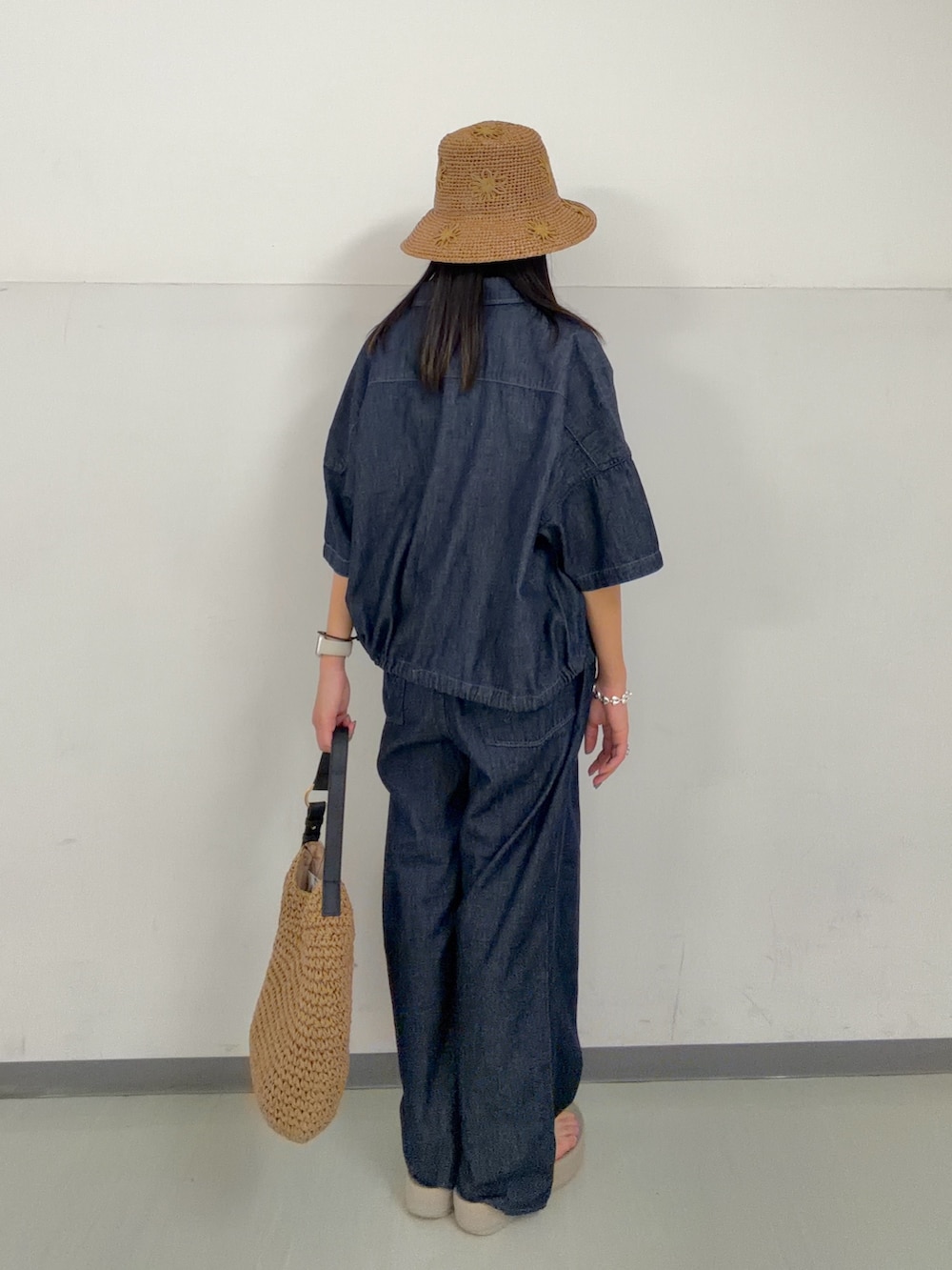 ベージュ系のサンダル、ブルー系のデニムパンツ、ブルー系のシャツ/ブラウスを着用したレディースの春コーディネートの4枚目の写真