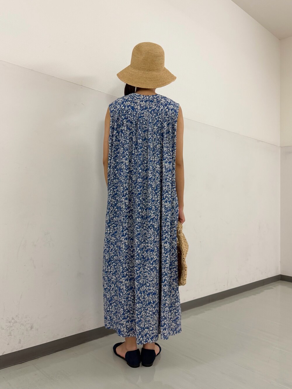 ブルー系のワンピース、ベージュ系のハンドバッグ、ブルー系のサンダルを着用したレディースの夏コーディネートの4枚目の写真