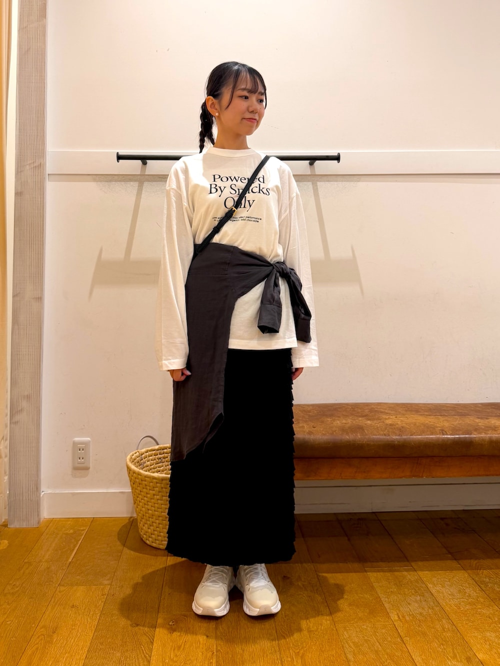 ブラック系のスカート、ホワイト系のTシャツ/カットソー、グレー系のシャツ/ブラウスを着用したレディースの秋コーディネートの4枚目の写真