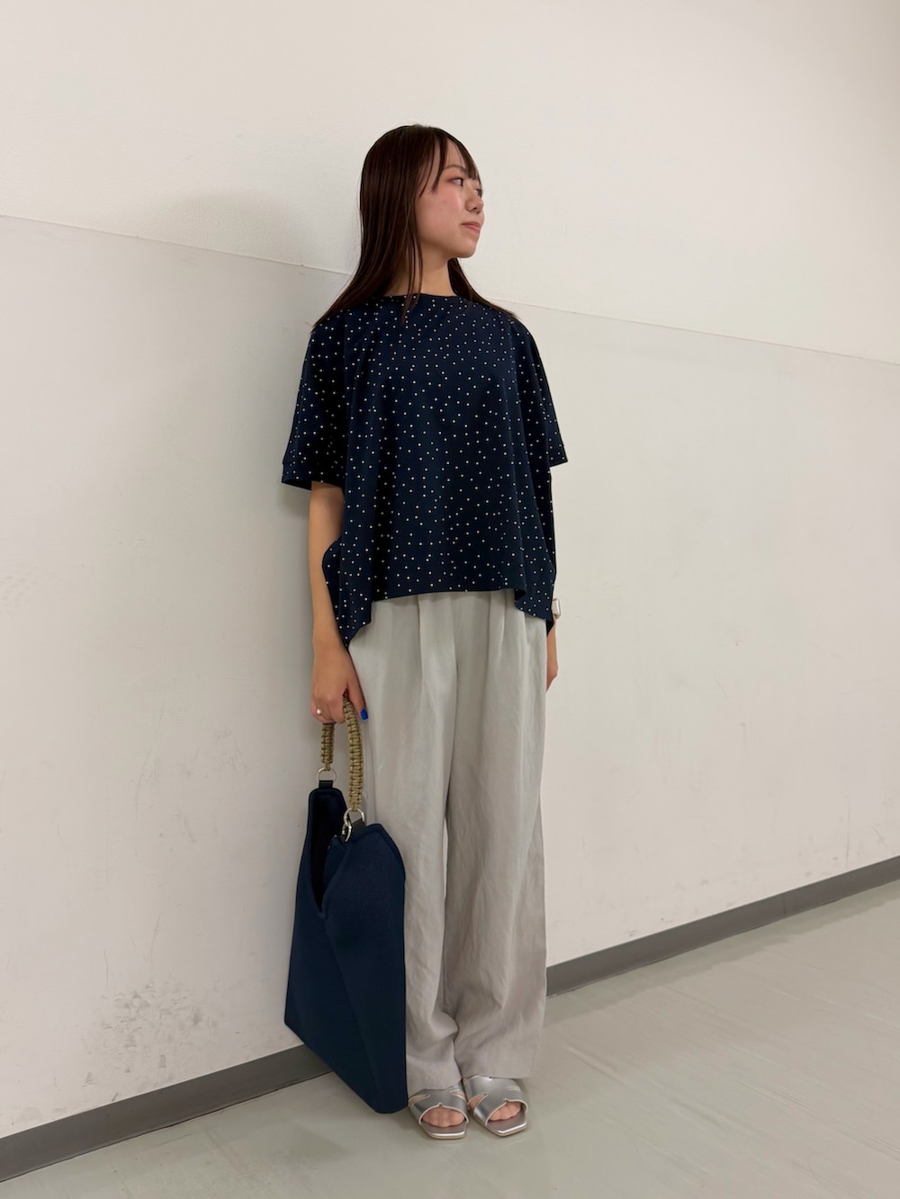 ブルー系のTシャツ/カットソー、ベージュ系のその他パンツ、ブルー系のトートバッグを着用したレディースの夏コーディネートの5枚目の写真