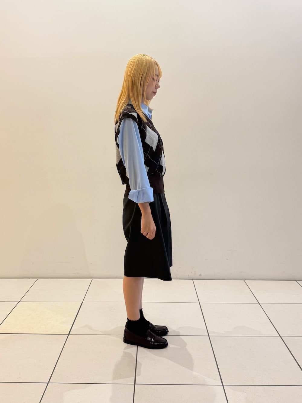 ブラウン系のベスト、ブルー系のシャツ/ブラウス、グレー系のその他パンツを着用したレディースの秋コーディネートの2枚目の写真