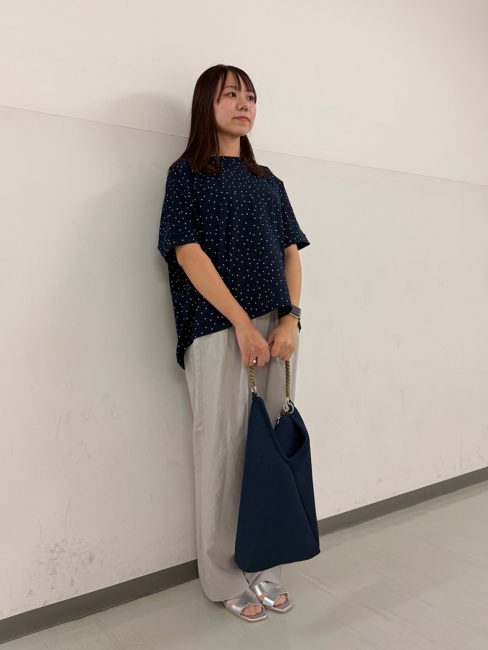 ブルー系のTシャツ/カットソー、ベージュ系のその他パンツ、ブルー系のトートバッグを着用したレディースの夏コーディネートの2枚目の写真