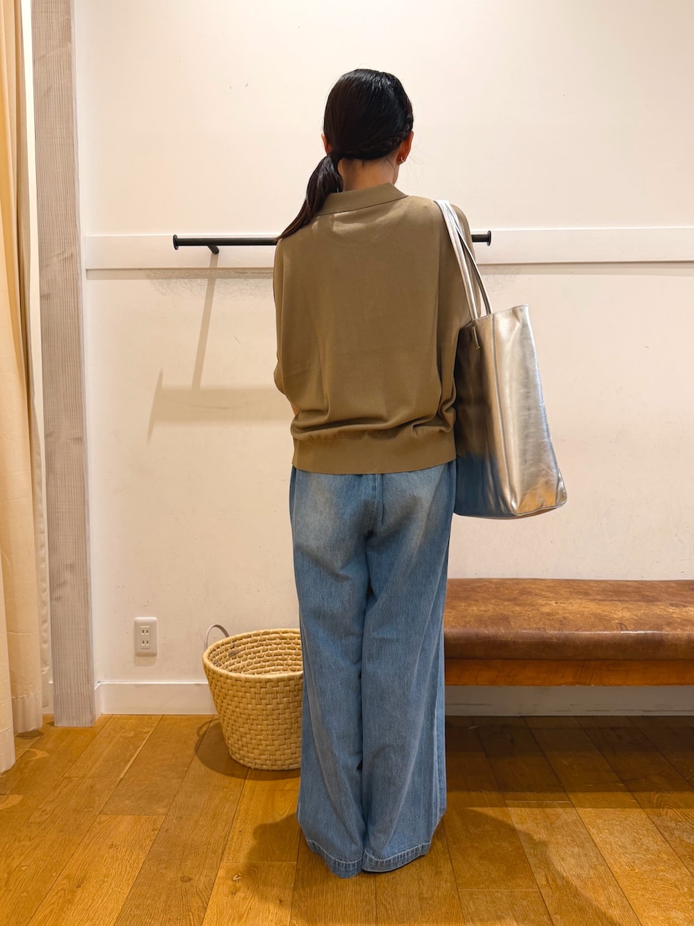 ベージュ系のニット/セーター、ブルー系のデニムパンツ、ブラック系のサンダルを着用したレディースの夏コーディネートの4枚目の写真