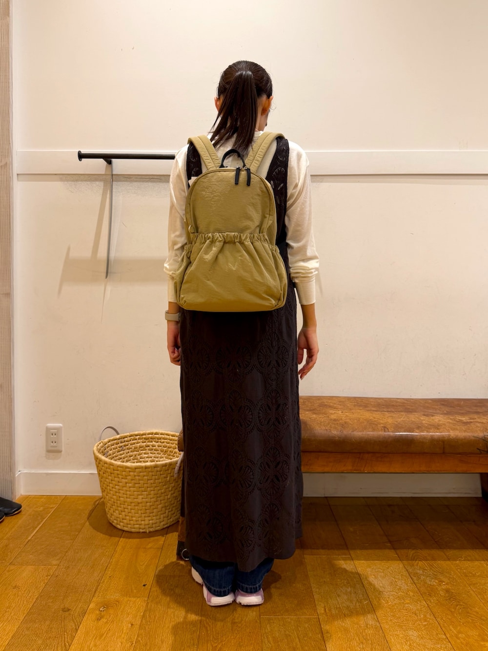 ベージュ系のバックパック/リュック、ピンク系のスニーカー、ホワイト系のTシャツ/カットソーを着用したレディースの秋コーディネートの3枚目の写真