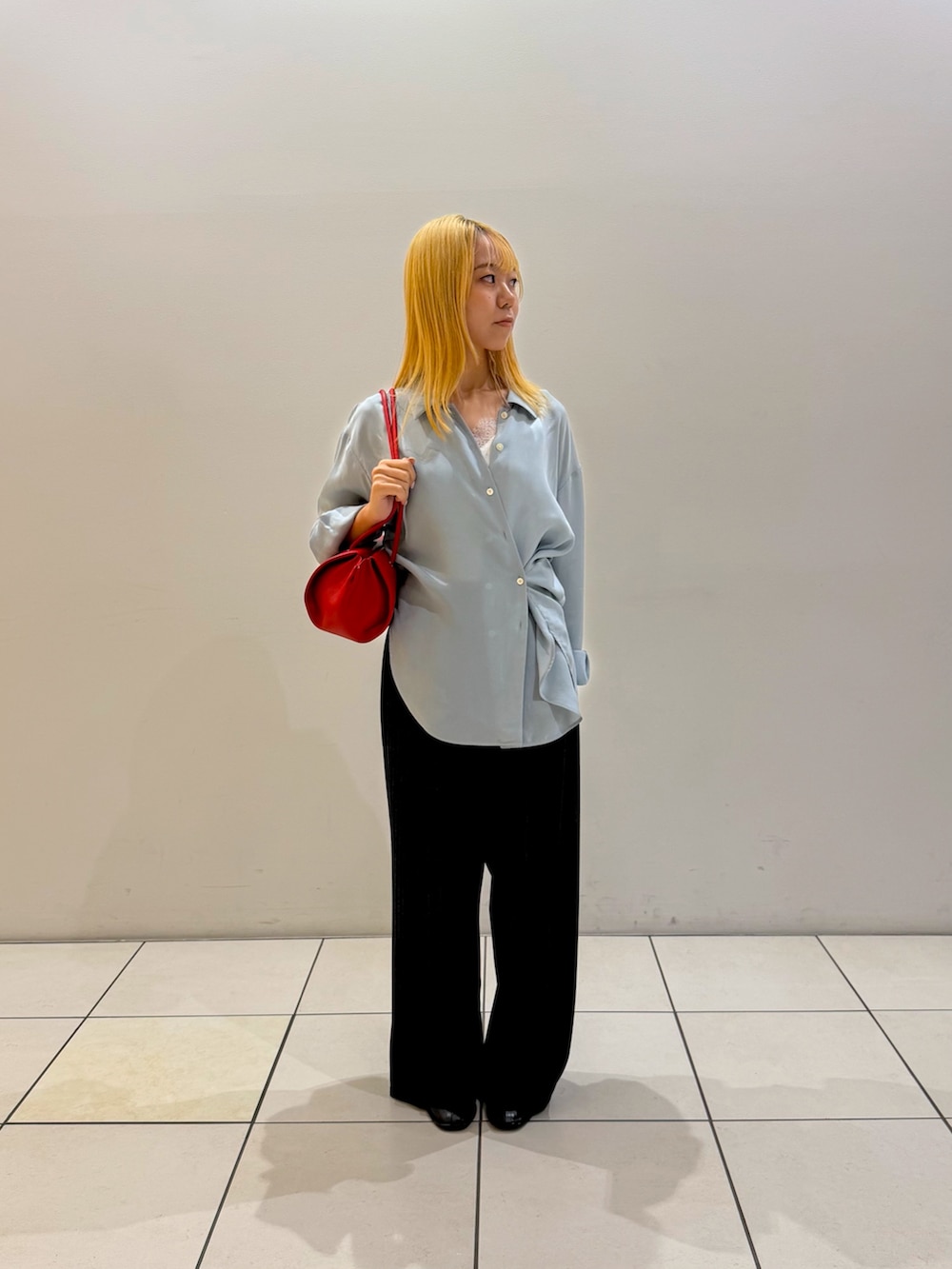 ブルー系のシャツ/ブラウス、ホワイト系のタンクトップ、レッド系のショルダーバッグを着用したレディースの秋コーディネートの4枚目の写真