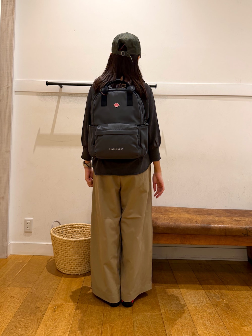 グレー系のバックパック/リュック、グレー系のニット/セーター、ベージュ系のその他パンツを着用したレディースの秋コーディネートの4枚目の写真