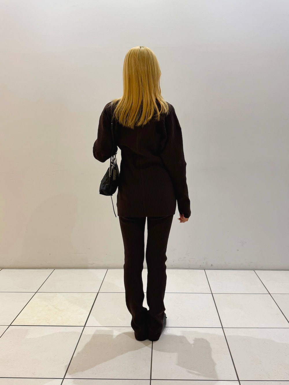 ブラウン系のニット/セーター、ブラウン系のその他パンツ、ブラック系のショルダーバッグを着用したレディースの秋コーディネートの3枚目の写真