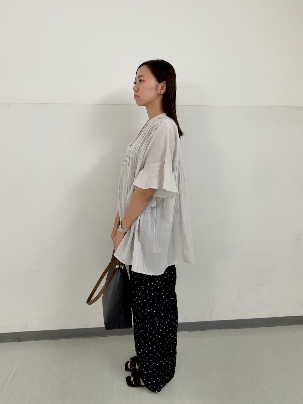 グレー系のシャツ/ブラウス、ブルー系のその他パンツ、ベージュ系のタンクトップを着用したレディースの春コーディネートの3枚目の写真
